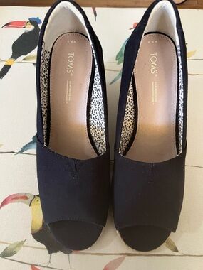 Toms Black Canvas Peep-Toe Espadrille 4” Wedge Heels Size 9.5